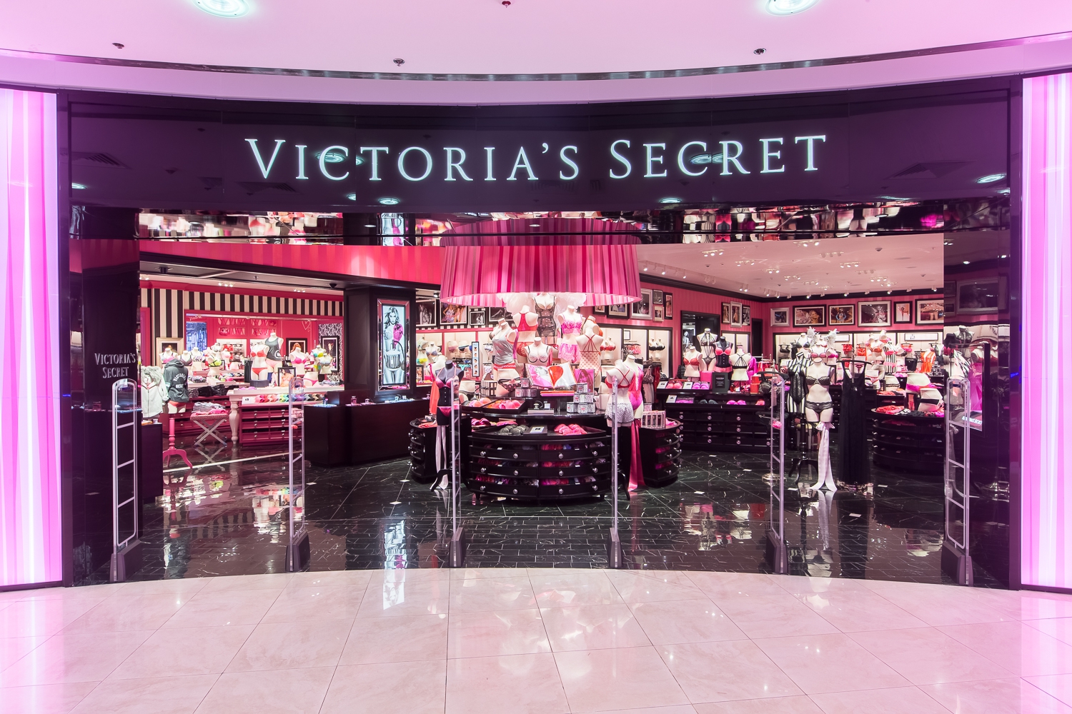 Victoria магазин. Victoria's Secret ТЦ Европейский. ТРЦ Европейский Виктория Сикрет. Отдел Виктория Сикрет Москва. Виктория Сикрет магазины в Москве.